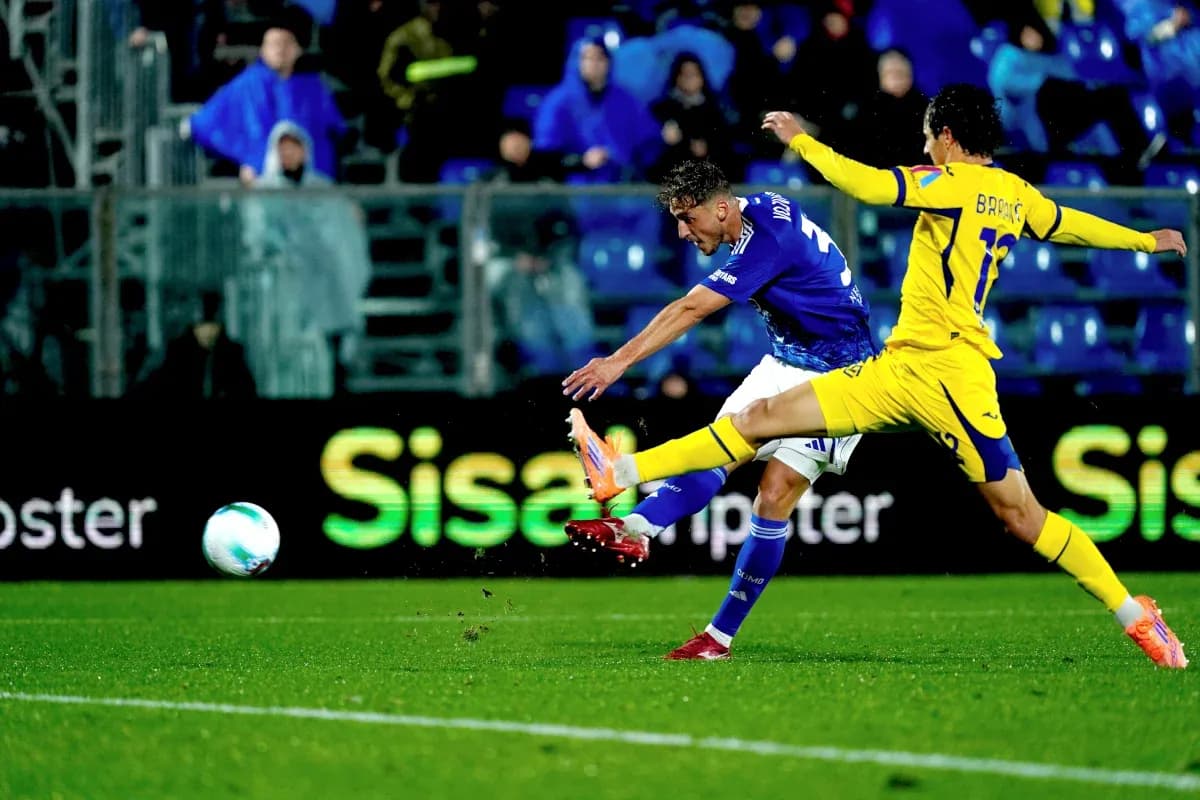 Joueur de Hellas Verona tire au but contre Como
