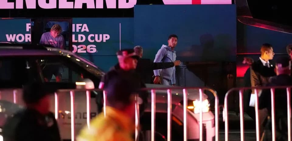 Joueurs sortant du bus de l'équipe d'Angleterre