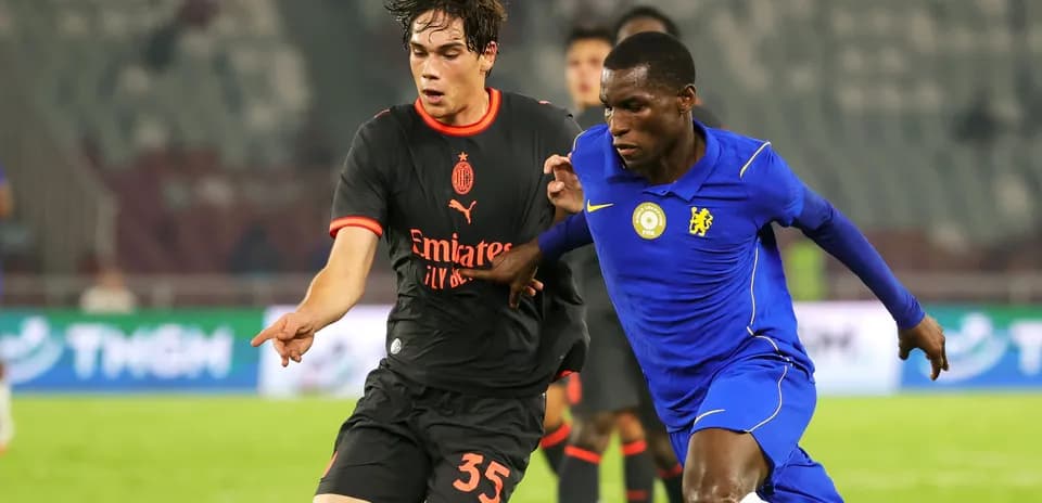 Deux joueurs se battent pour le ballon sur le terrain