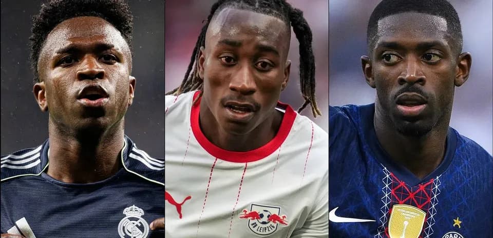 Trois joueurs de football en action sur le terrain