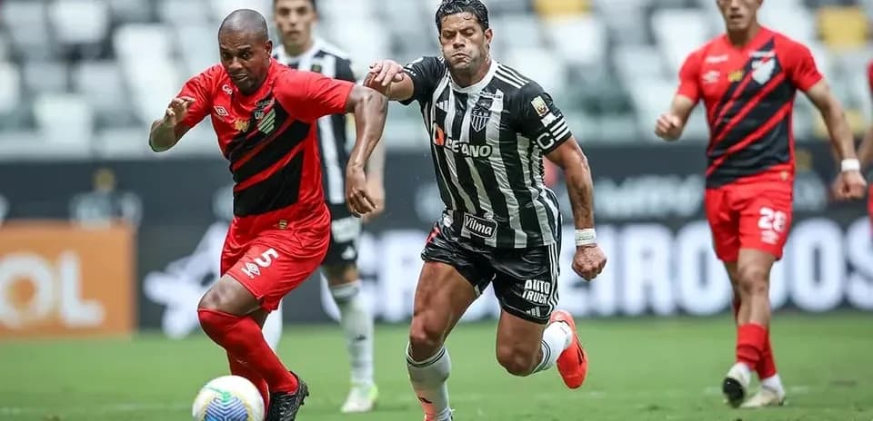 Joueurs d'Atletico Paranaense et Atletico-MG en action