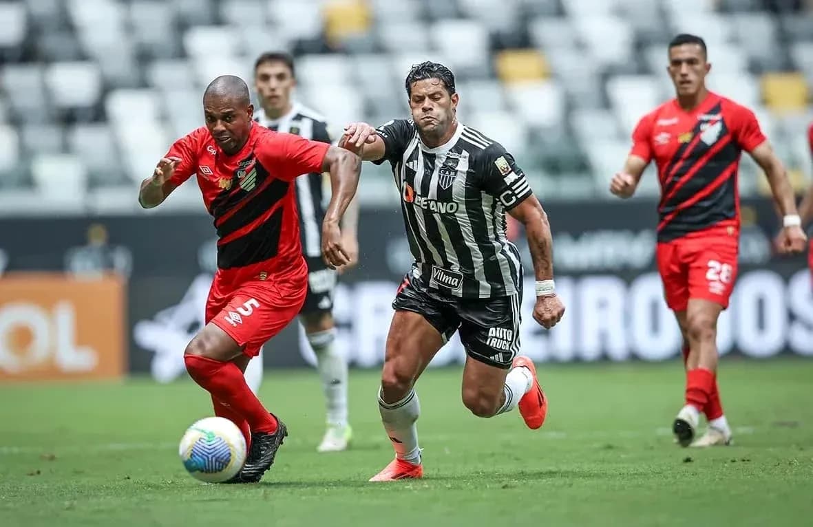 Joueurs d'Atletico Paranaense et Atletico-MG en action