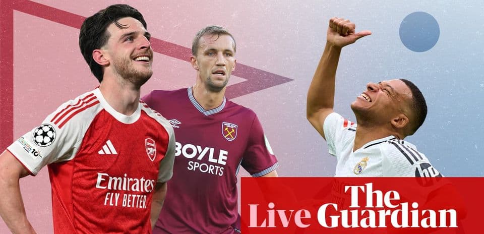 Joueurs de football posant avec leurs maillots d'équipe