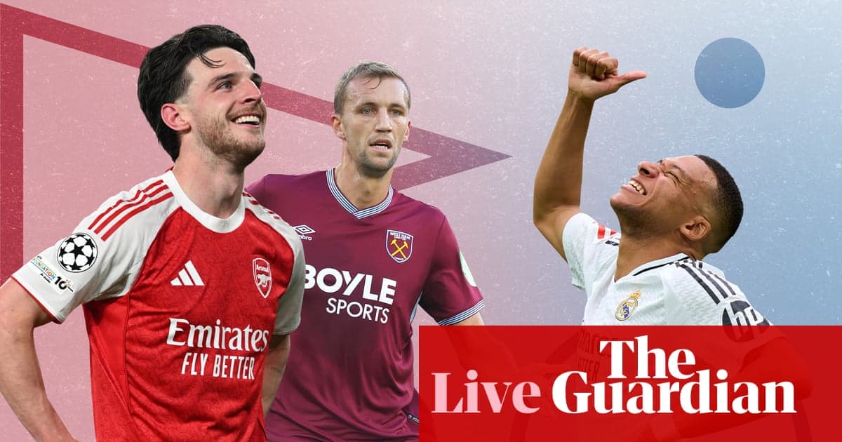 Joueurs de football posant avec leurs maillots d'équipe