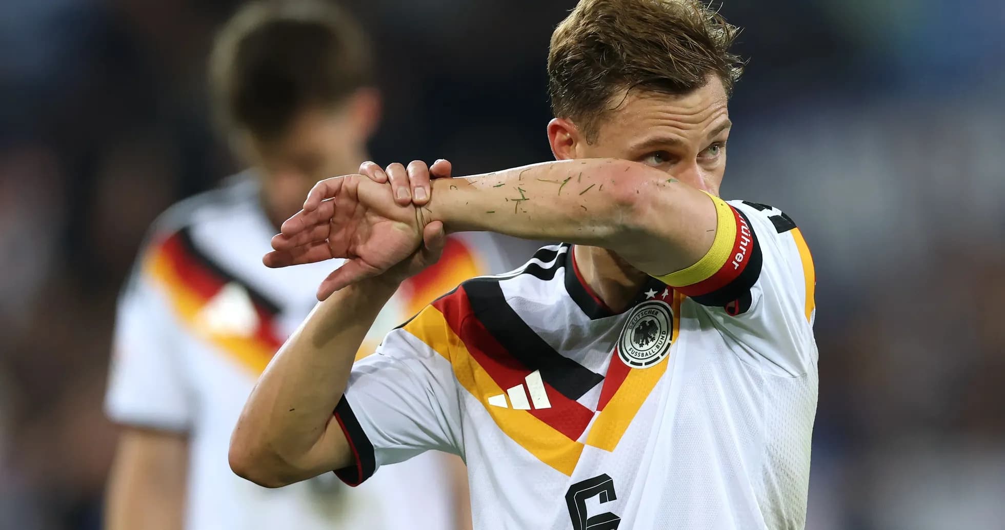 Joueur allemand essuyant son bras pendant le match