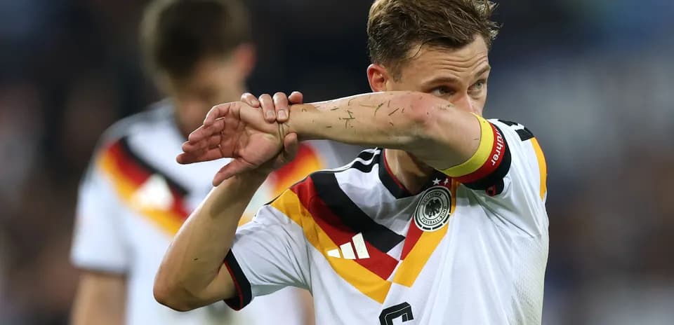 Joueur allemand essuyant son bras pendant le match