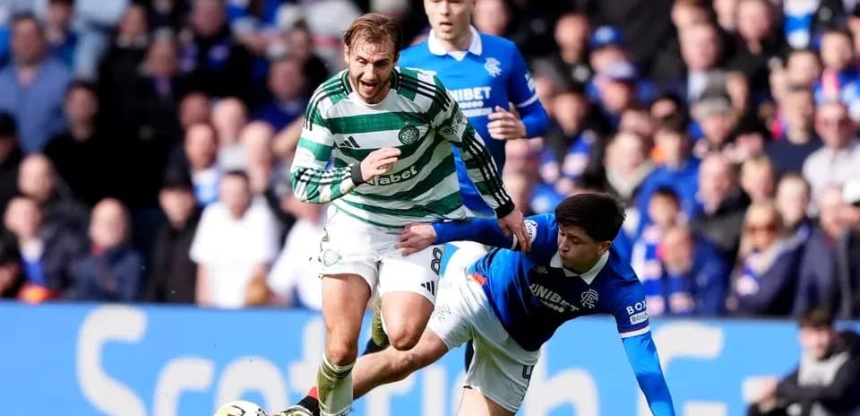Joueur de Celtic contournant un adversaire de Rangers