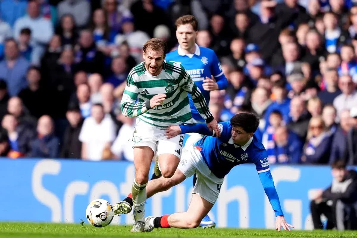Joueur de Celtic contournant un adversaire de Rangers