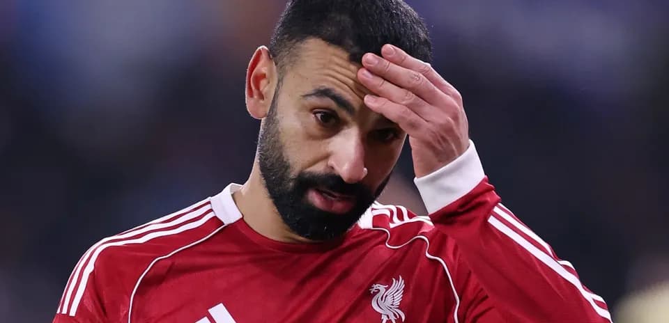 Joueur de Liverpool en tenue rouge, main sur le front