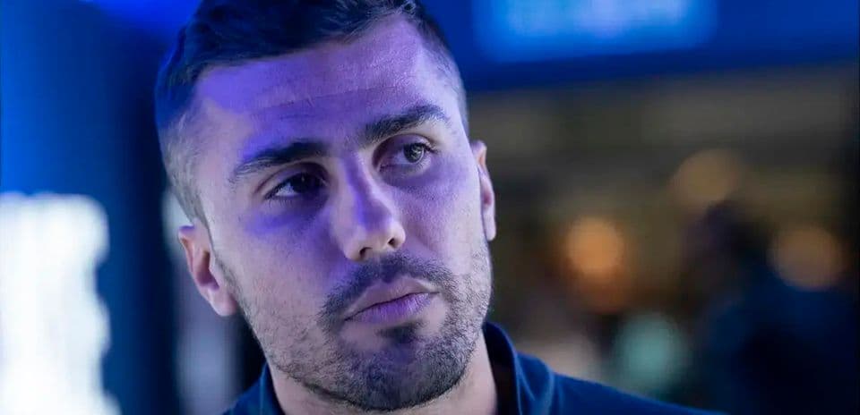 Homme avec un maillot noir en arrière-plan flou