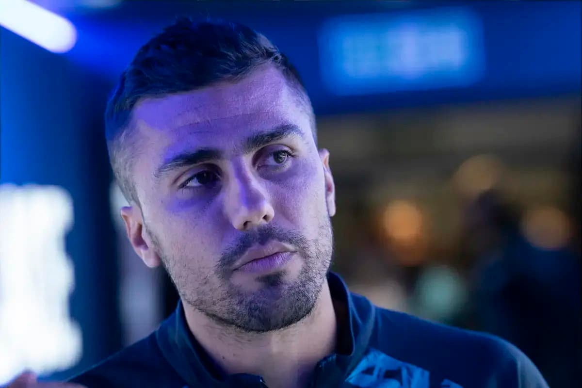 Homme avec un maillot noir en arrière-plan flou