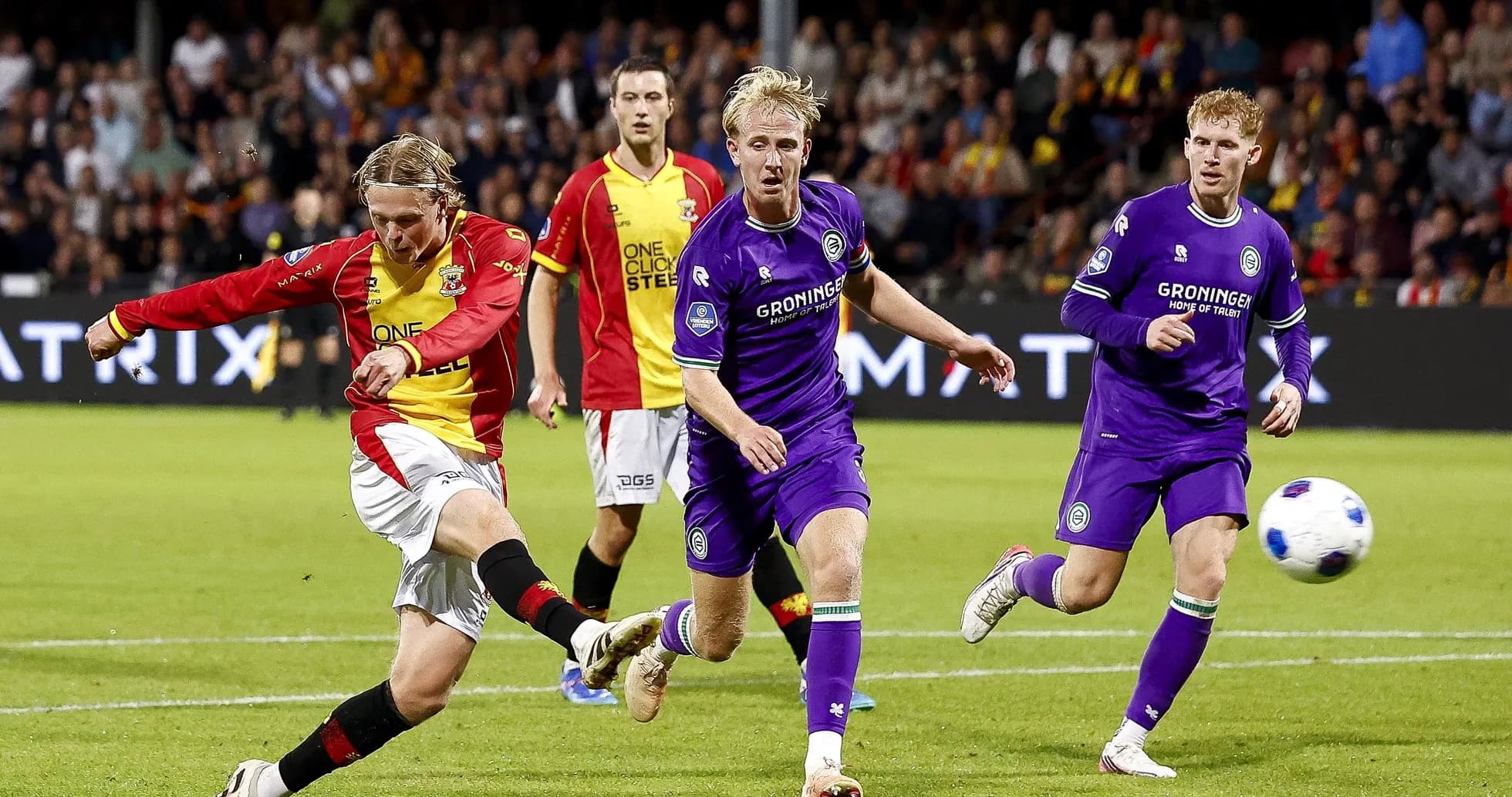 Joueur tirant au but pendant un match de football