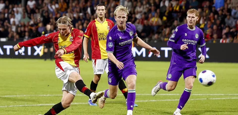 Joueur tirant au but pendant un match de football