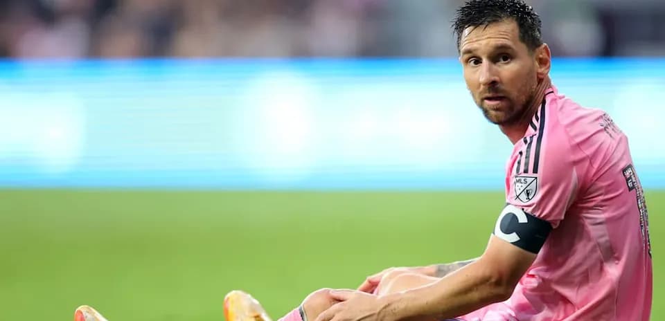 Joueur assis sur le terrain en uniforme rose