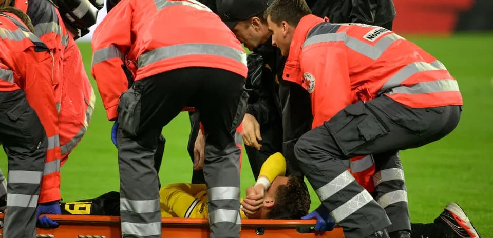 Équipe médicale s'occupant d'un joueur blessé