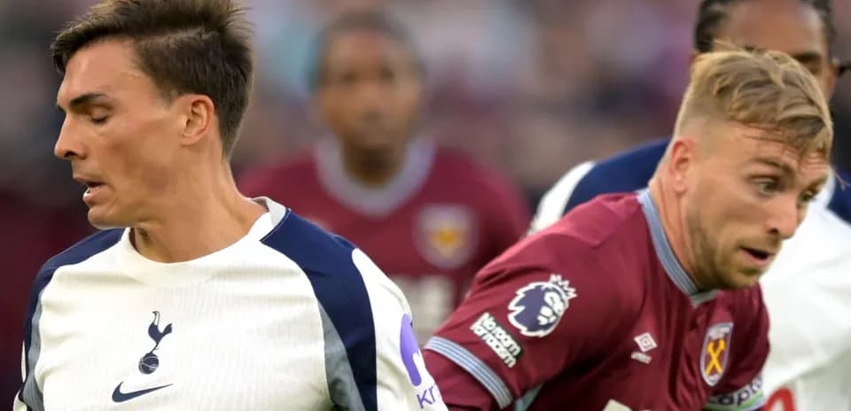 Deux joueurs en action lors d'un match de football