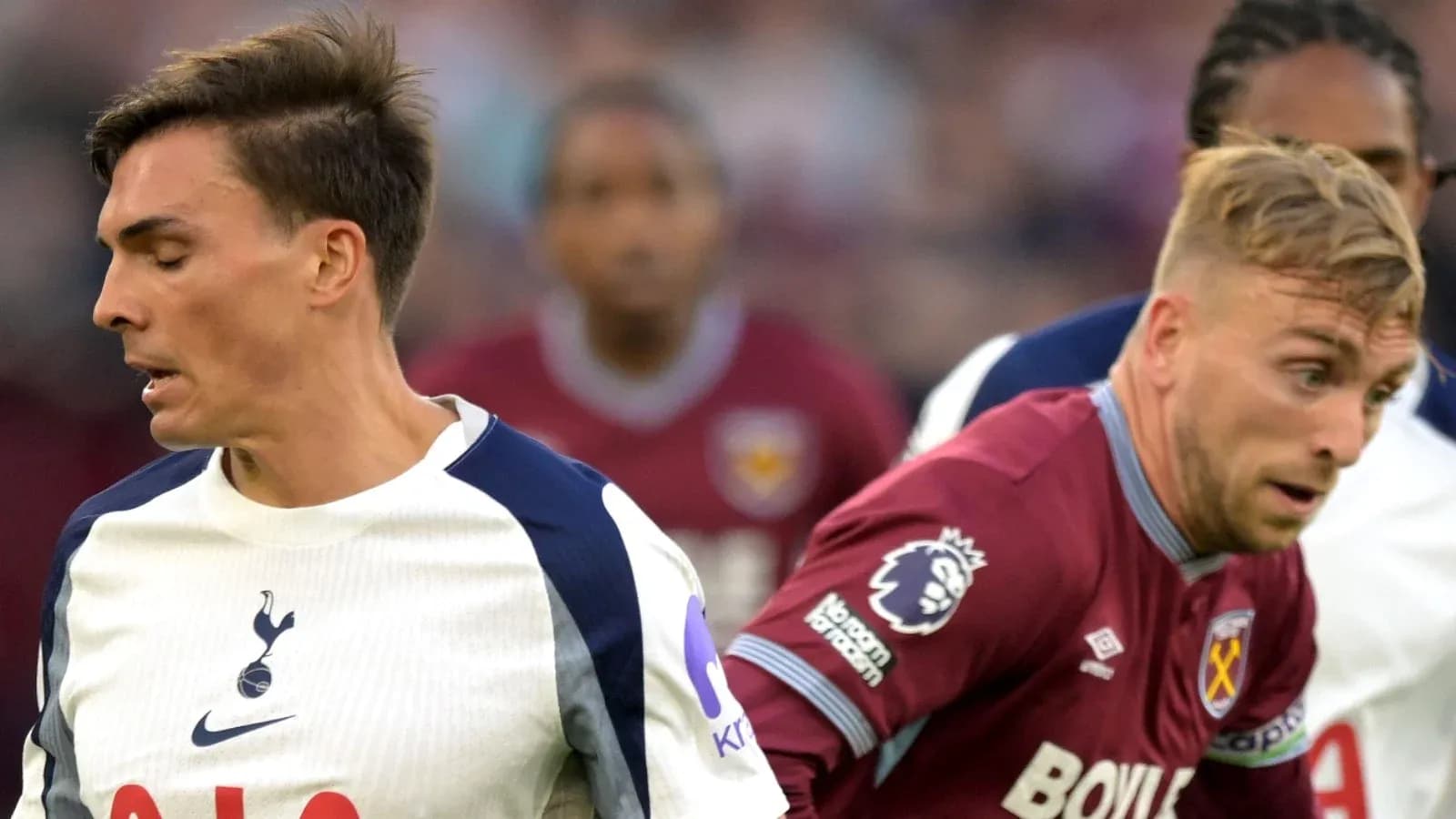 Deux joueurs en action lors d'un match de football