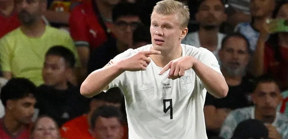 Joueur en maillot blanc gesticulant sur le terrain