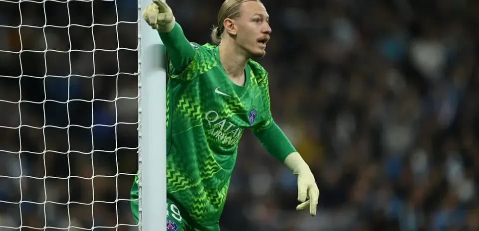 Gardien de but de PSG en action pendant un match