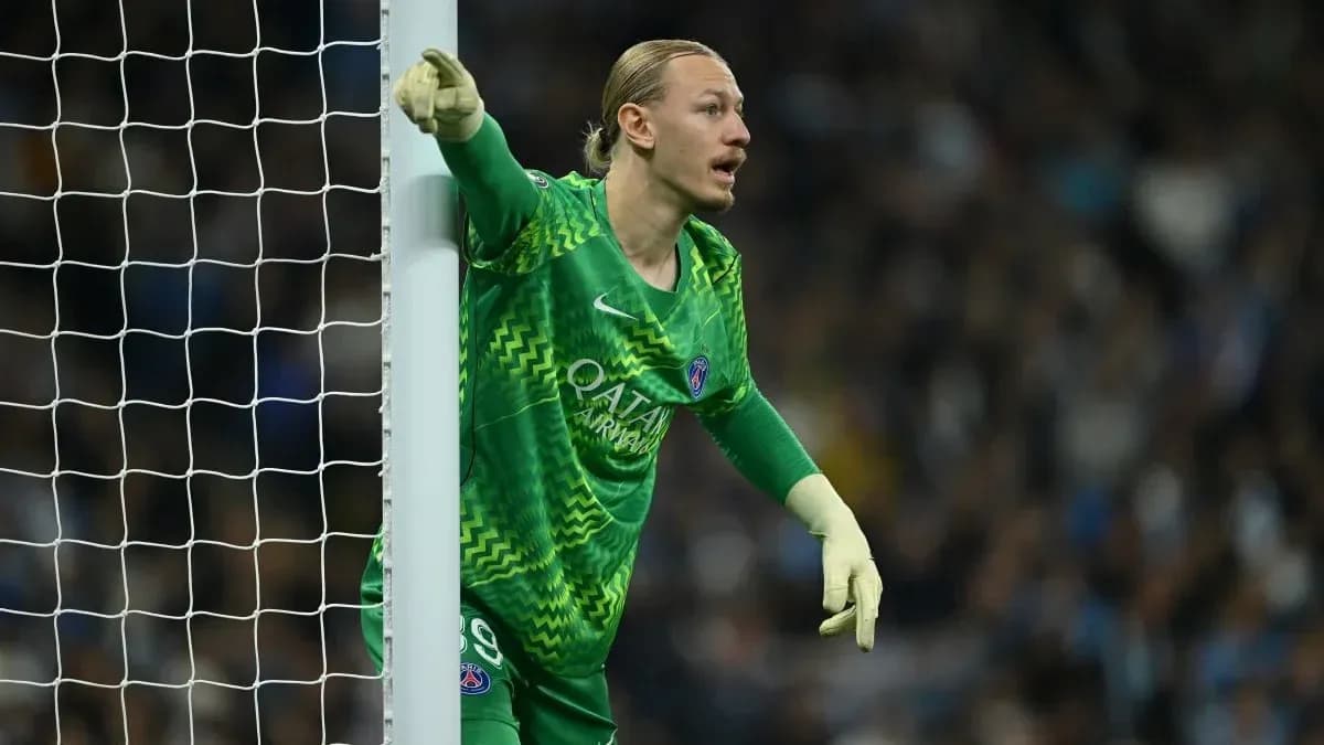 Gardien de but de PSG en action pendant un match