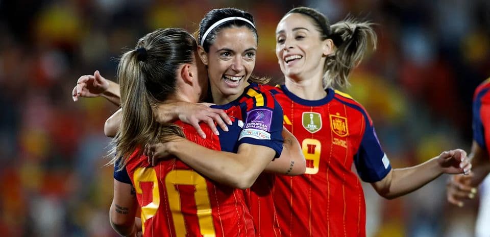 Joueuses espagnoles célébrant un but ensemble