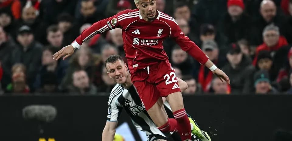 Un joueur de Liverpool chute face à un joueur de Newcastle