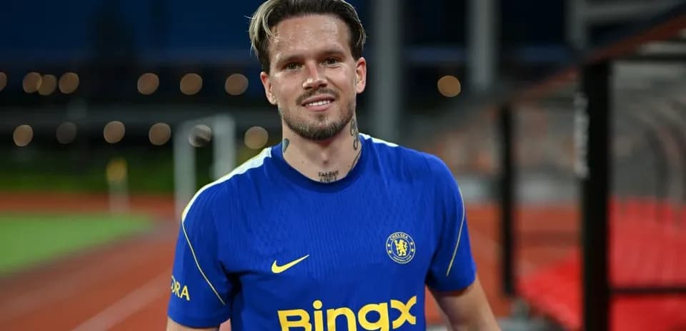 Joueur en maillot bleu de Chelsea souriant sur le terrain
