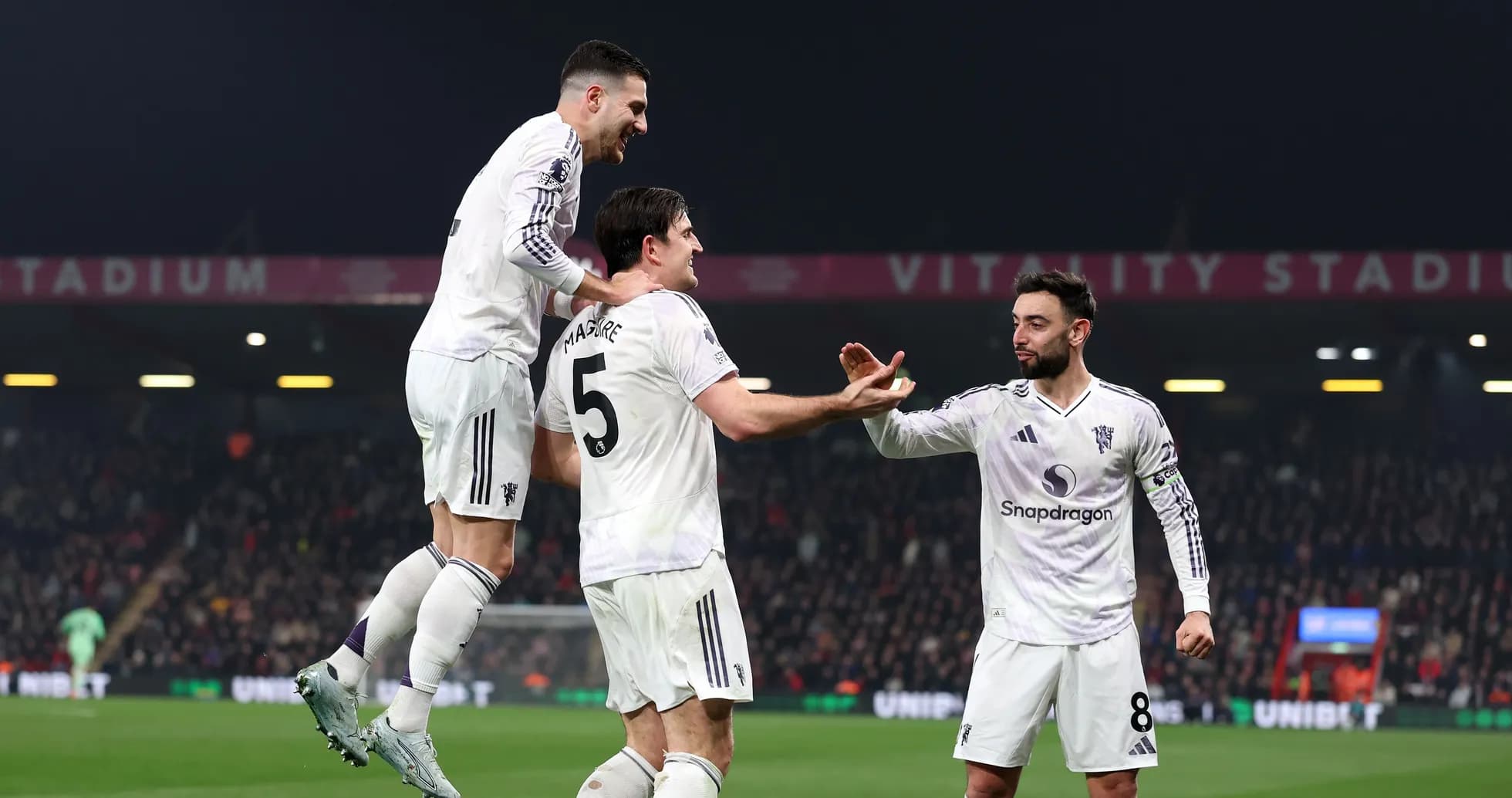 Joueurs célébrant un but au Vitality Stadium