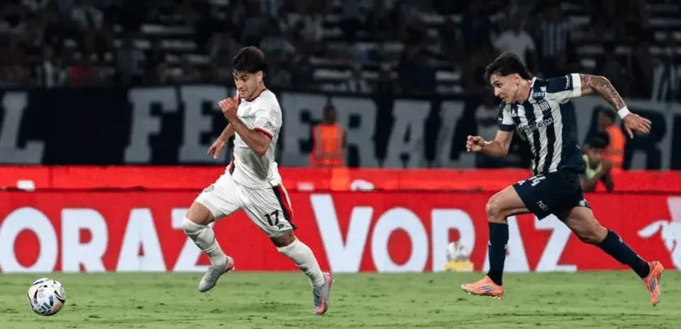 Joueur de San Lorenzo en course contre Talleres