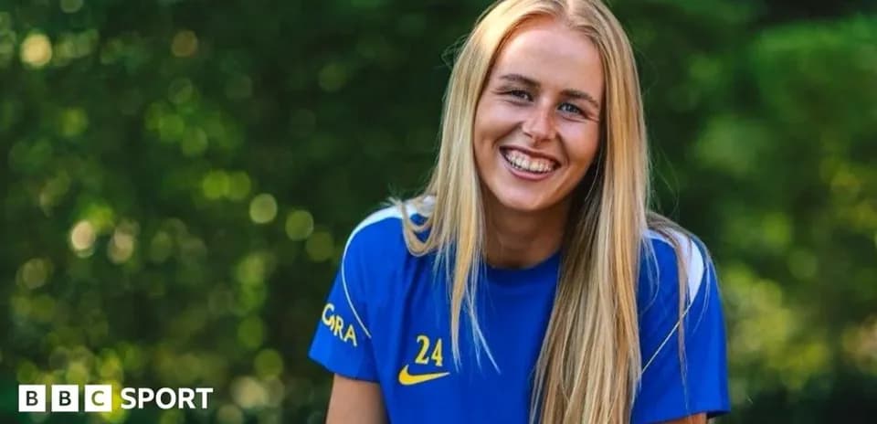 Joueuse souriante en tenue de football bleue
