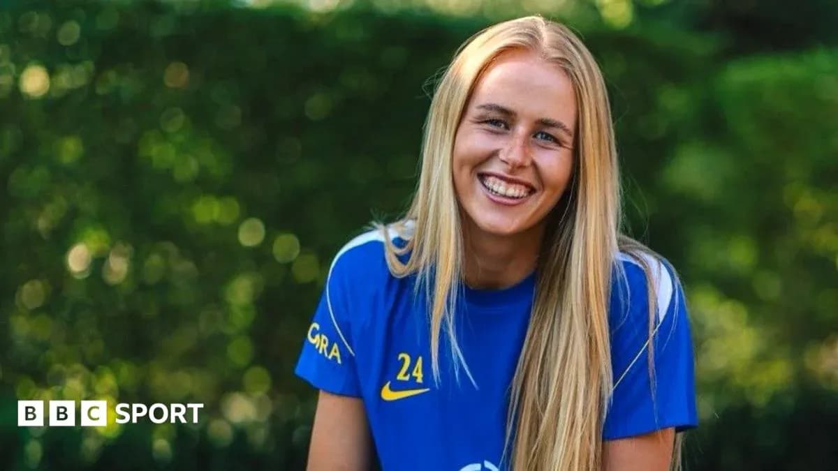 Joueuse souriante en tenue de football bleue