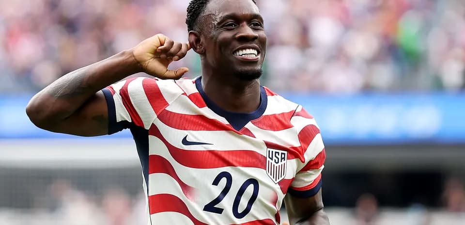 Joueur des États-Unis célébrant un but sur le terrain