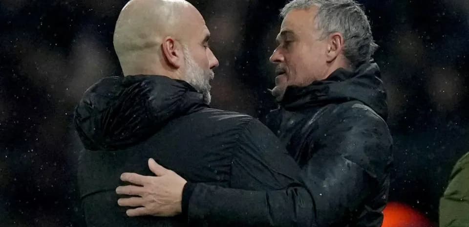 Deux entraîneurs se saluant après un match