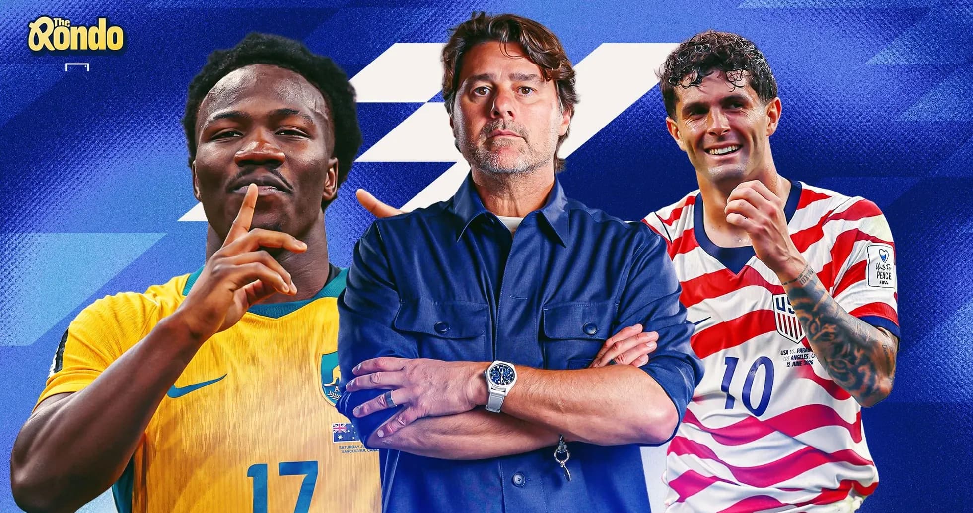 Trois joueurs de football en tenue, avec entraîneur