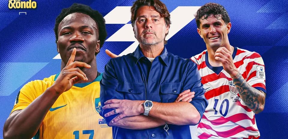 Trois joueurs de football en tenue, avec entraîneur