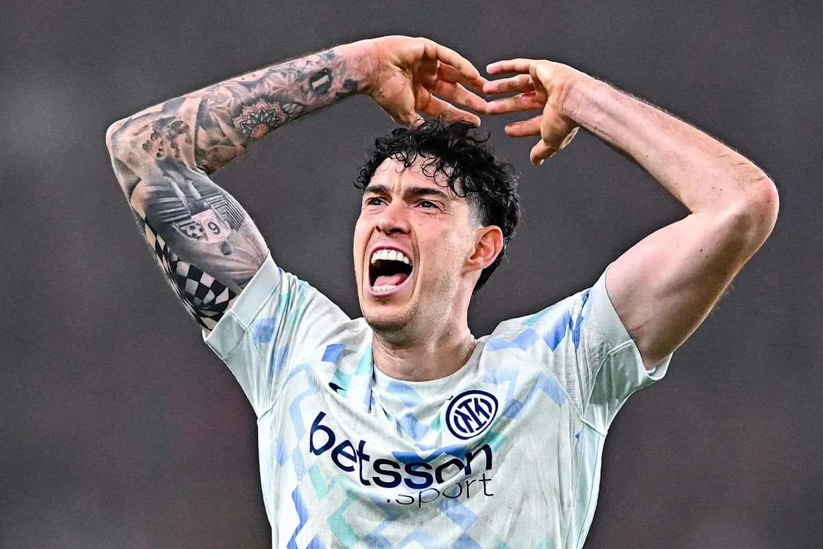 Joueur en maillot de l'Inter Milan exprimant sa frustration