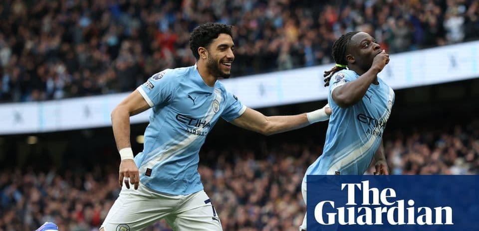 Joueurs de Manchester City célébrant un but ensemble