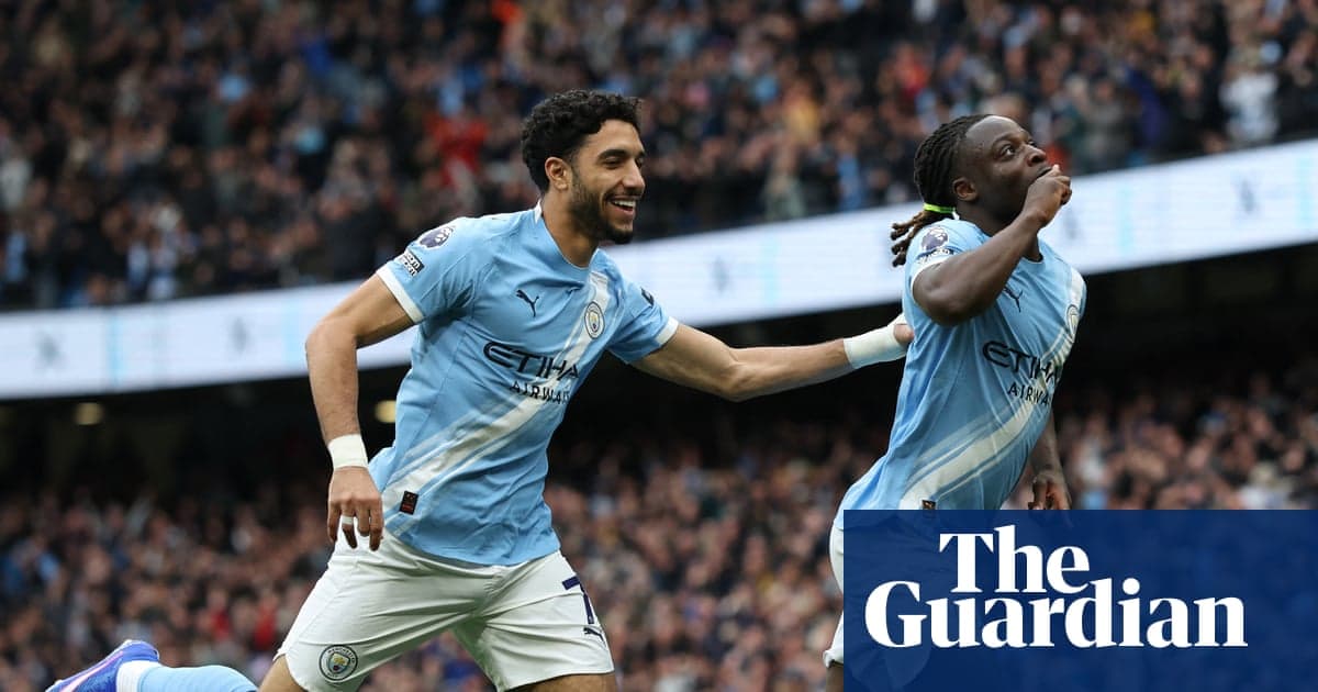 Joueurs de Manchester City célébrant un but ensemble