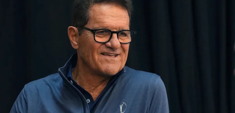 Homme souriant en chemise à col lors d'un événement