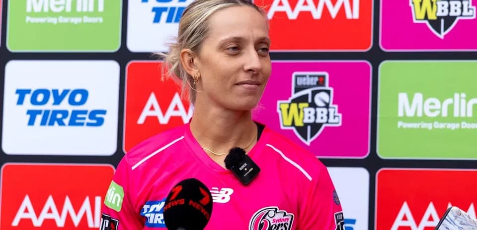 Joueuse de cricket en tenue des Sydney Sixers lors d'une interview