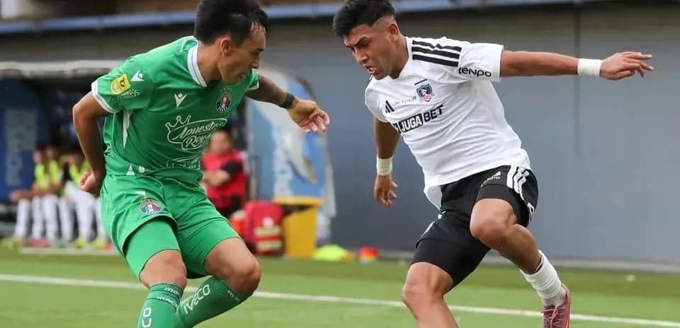Joueurs de Cobresal et Palestino en action