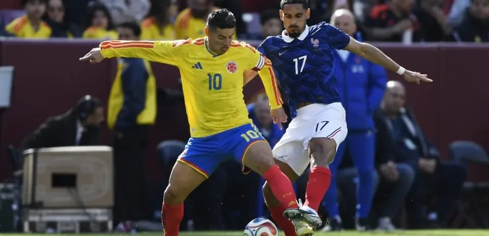 Joueurs colombien et français disputant le ballon