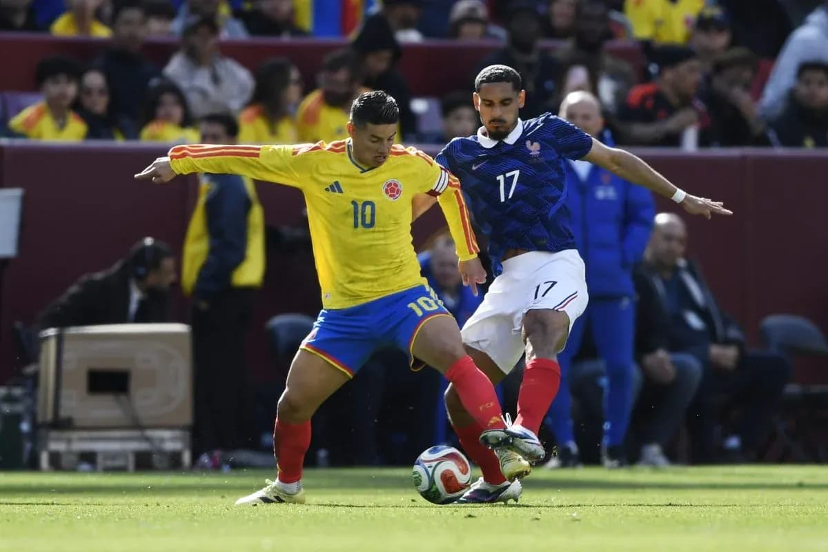 Joueurs colombien et français disputant le ballon