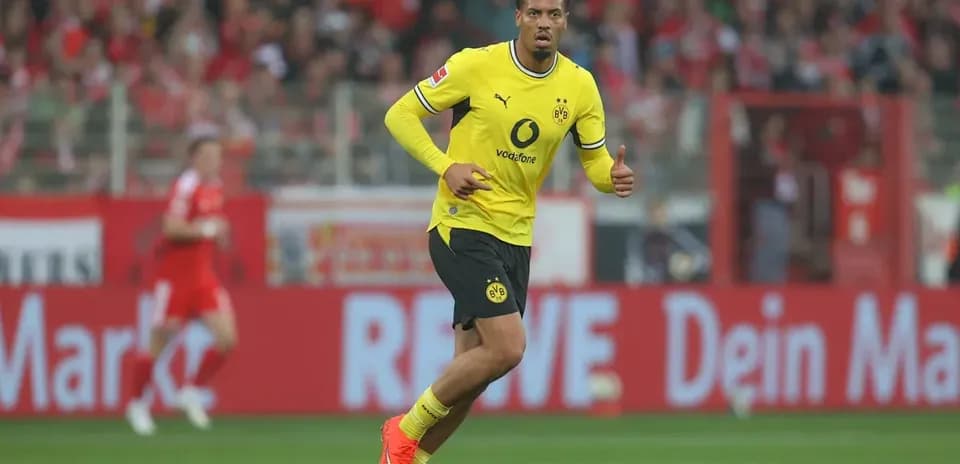 Joueur de Dortmund courant sur le terrain de football