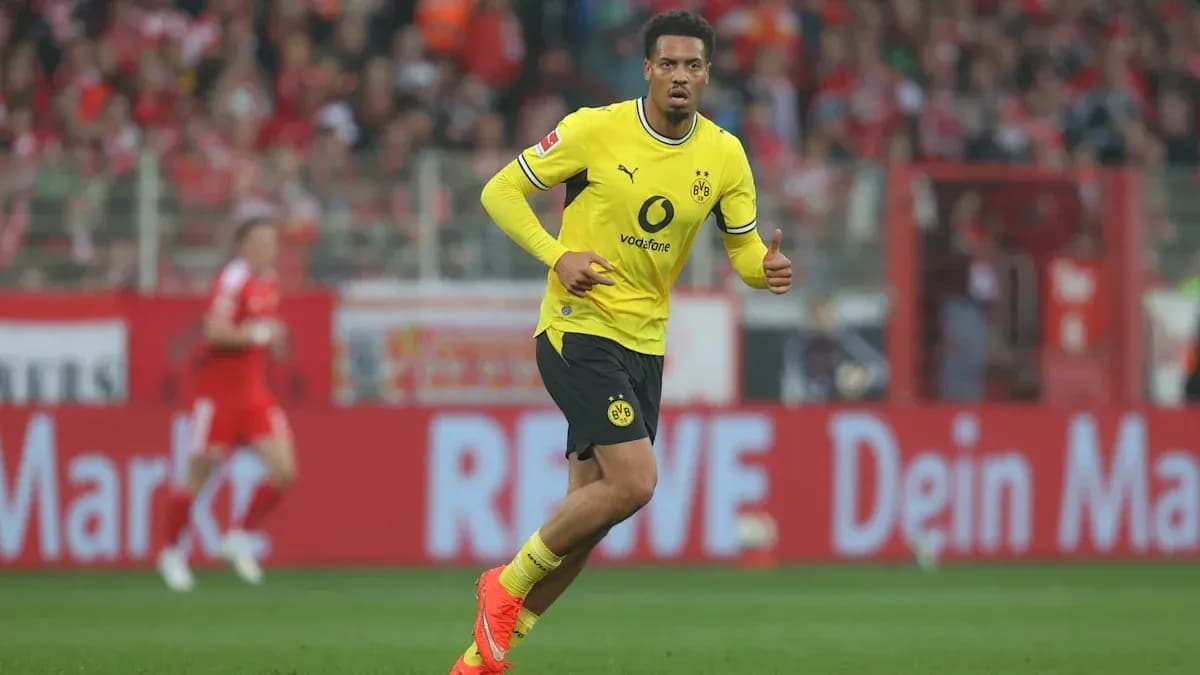 Joueur de Dortmund courant sur le terrain de football
