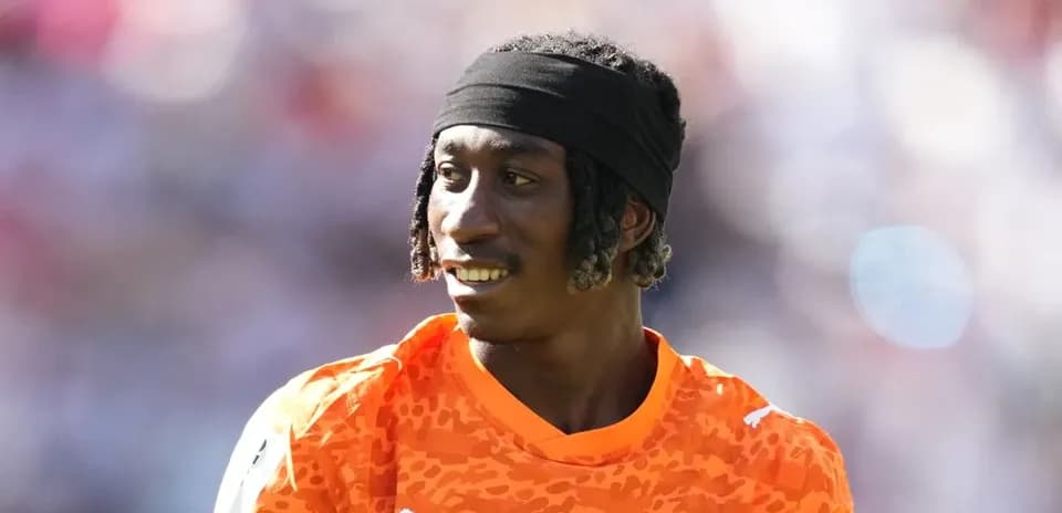 Joueur en maillot orange de la Côte d'Ivoire souriant