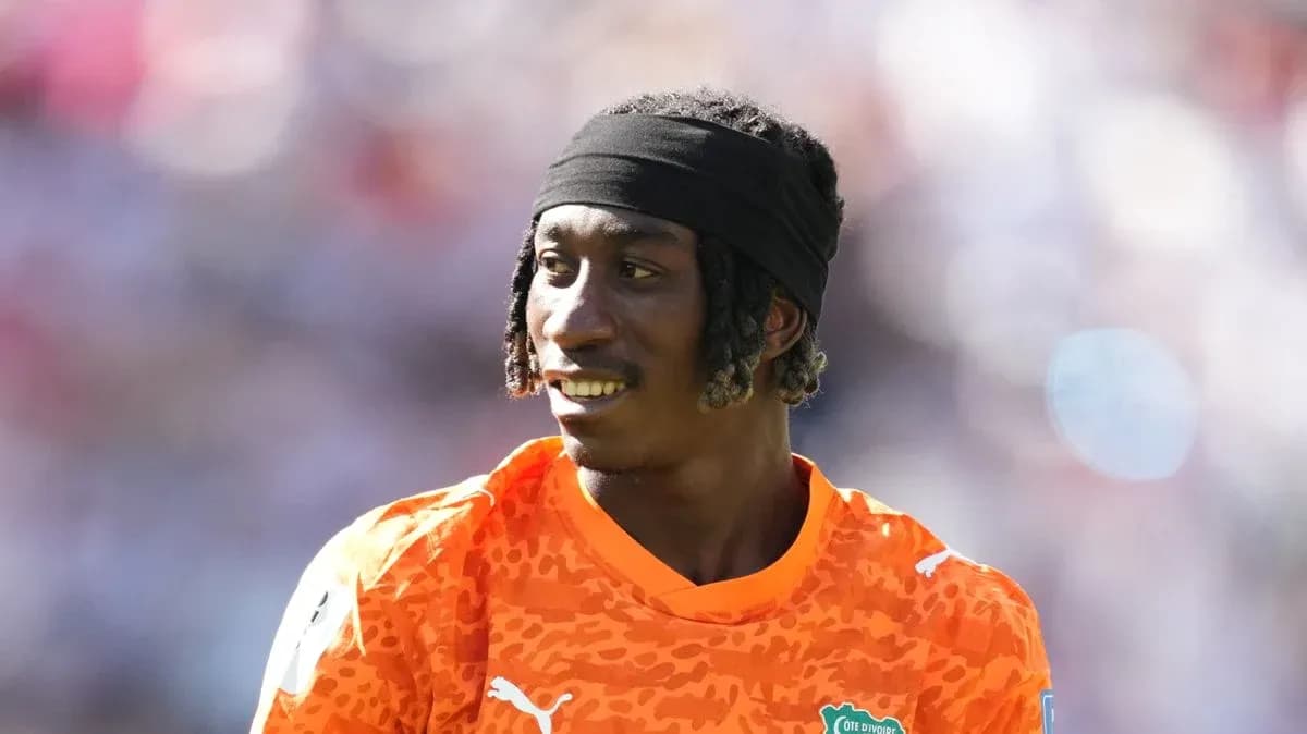 Joueur en maillot orange de la Côte d'Ivoire souriant