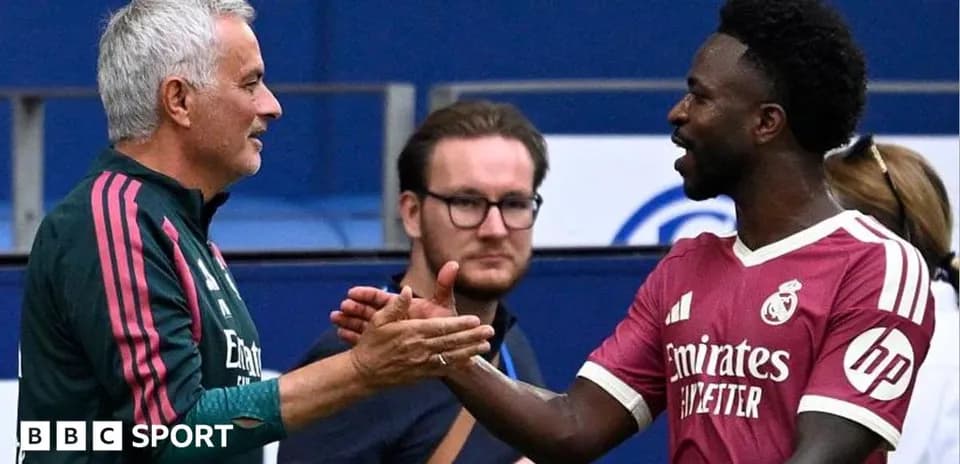 Entraîneur et joueur se serrant la main sur le terrain