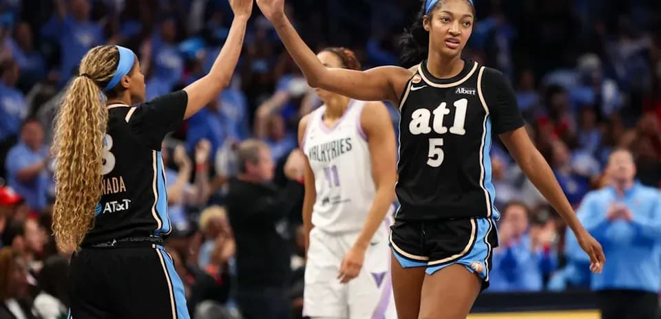 Joueuses se félicitant pendant un match de basket