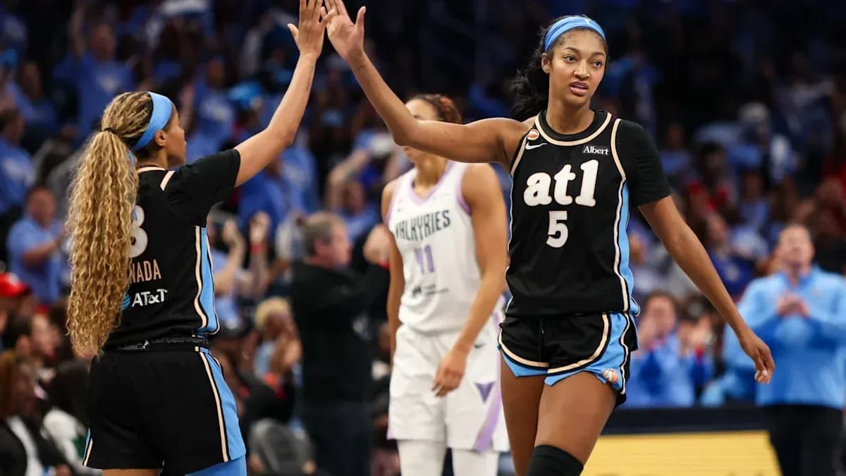 Joueuses se félicitant pendant un match de basket
